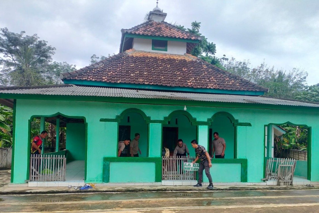 Polsek Ratu Aji Dan Polres Lampung Tengah Laksanakan Bhakti Religi Di Mushola