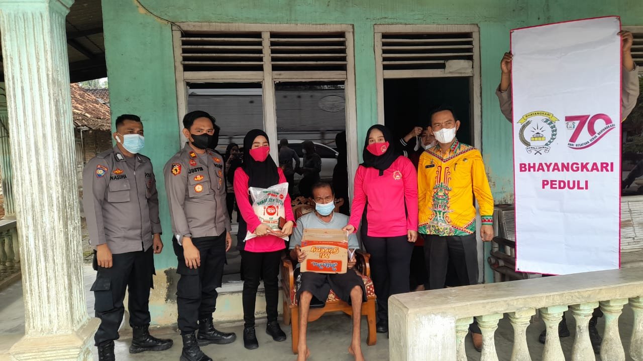 Ibu Bhayangkari Polsek Bumi Ratu Nuban Dan Polres Lampung Tengah Sambut Hari Bhayangkara Ke - 76 Dengan Bhakti sosial