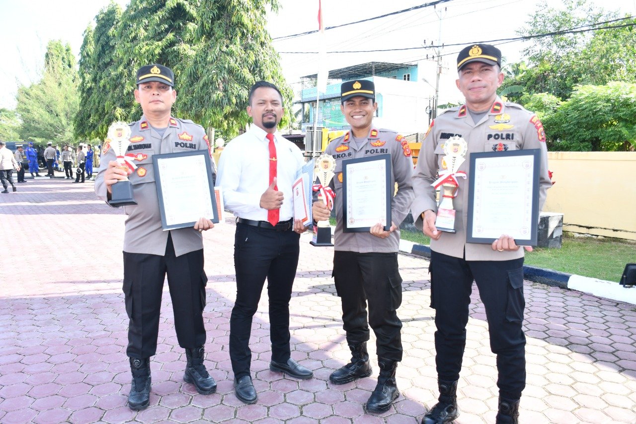 Pimpin Apel Pagi, Kapolres Aceh Timur Serahkan Hadiah Pemenang Lomba Dalam Rangka Hari Bhayangkara Ke-76