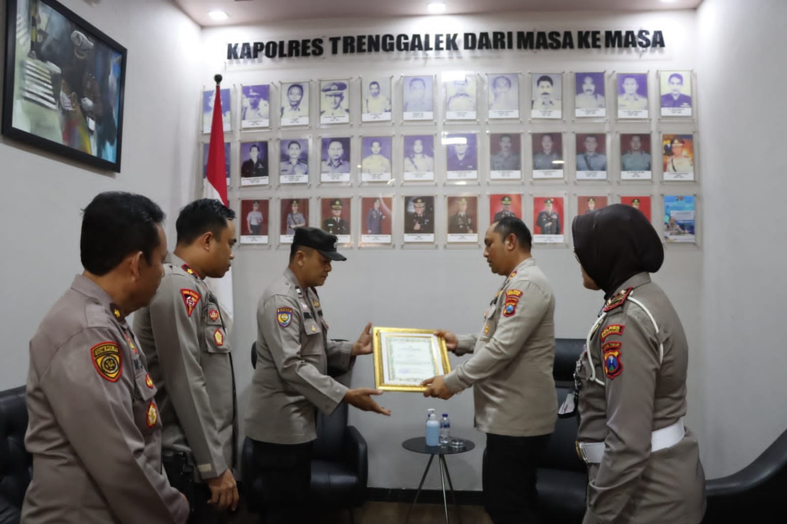 Pertemukan Kembali Kakek Muhadi dengan Keluarganya, Kapolres Trenggalek Berikan Penghargaan Aiptu Haris Fadillah