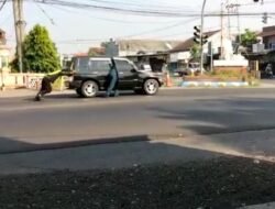 Antisipasi Kemacetan di Bypass, Polantas Polresta Mojokerto Dorong Mobil Mogok