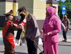 Kapolda Lampung Irjen Pol Akhmad Wiyagus Disambut Tradisi Pedang Pora