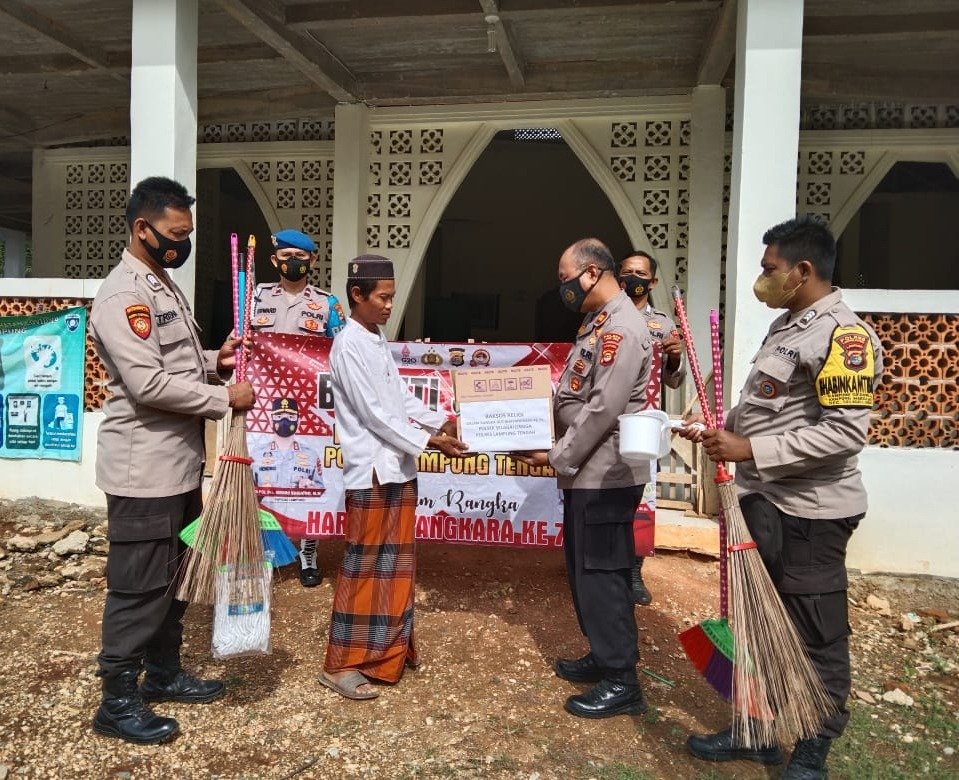 Jelang Hari Bhayangkara Ke-76, Polres Lampung Tengah Laksanakan Kegiatan Bakti Sosial