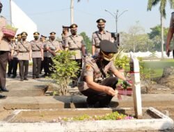 Tradisi Kenang Pahlawan, KA SPN Bersama Kapolres Mojokerto Raya Ziarah dan Tabur Bunga