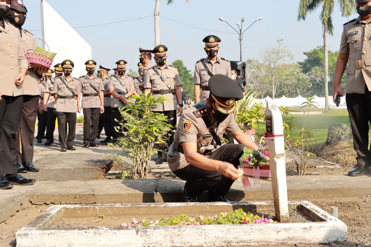 Tradisi Kenang Pahlawan, KA SPN Bersama Kapolres Mojokerto Raya Ziarah dan Tabur Bunga