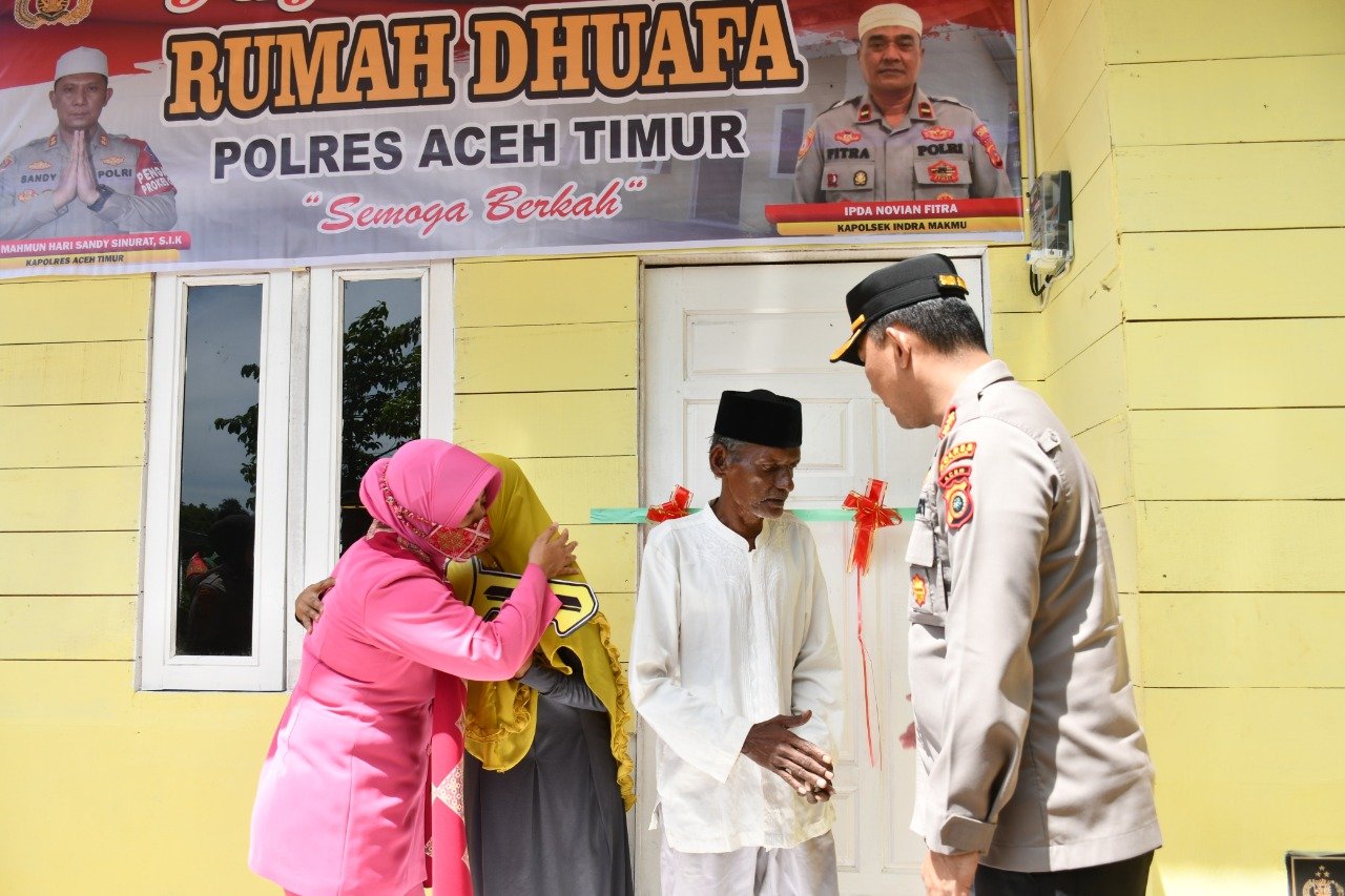 Dalam Rangka Hari Bhayangkara Ke-76, Polres Aceh Timur Serahkan 2 Unit Rumah Untuk Kaum Dhuafa