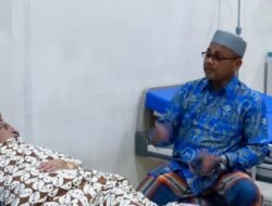 M.Adam Wakil Ketua II DPRK Aceh Timur Besuk Ibunda Ketua Umum AWAI