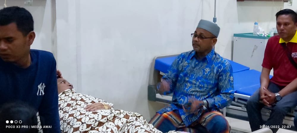 M.Adam Wakil Ketua II DPRK Aceh Timur Besuk Ibunda Ketua Umum AWAI