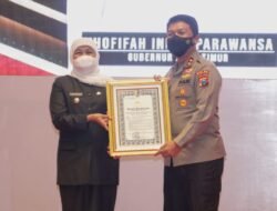 Gubernur Khofifah Terima Penganugrahan Pin Emas dan Penghargaan dari Kapolri