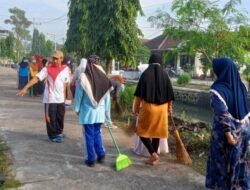 H.Kuswandi Saat Membantu Warganya Saat Kerja Bakti Di Pinggir Sungai Cerung Kemantren