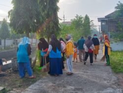 TP PKK Desa Kemantren Ajak Warga Kerja Bakti Dan Dapat Layanan Kesehatan Dari KMM – PPM Ubaya
