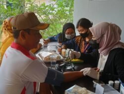 Kepala Desa Kemantren Saat Cek Kesehatan