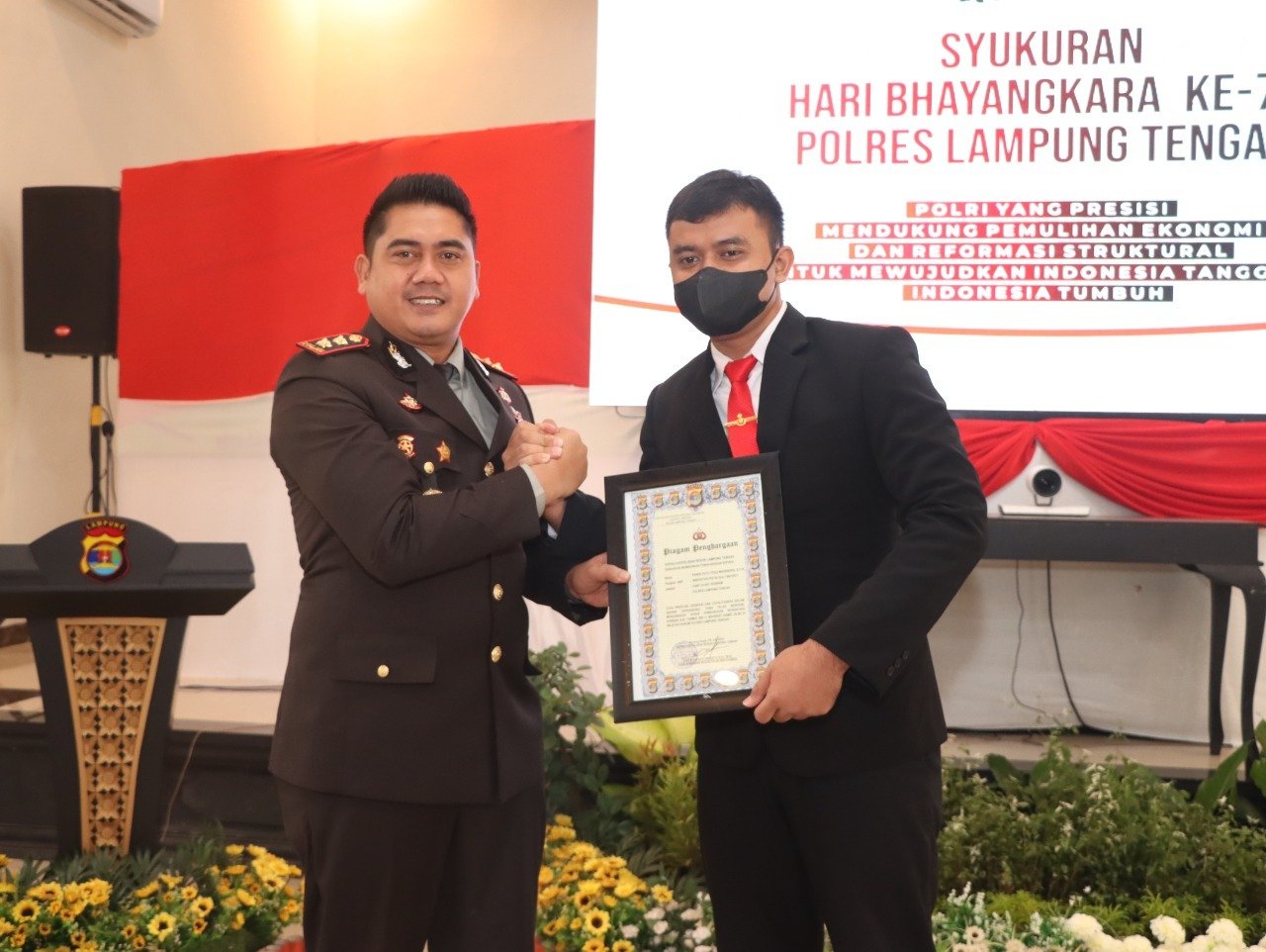 Usai Upacara Hari Bhayangkara Ke 76, Kapolres Lampung Tengah Giat Syukuran Dan Penghargaan
