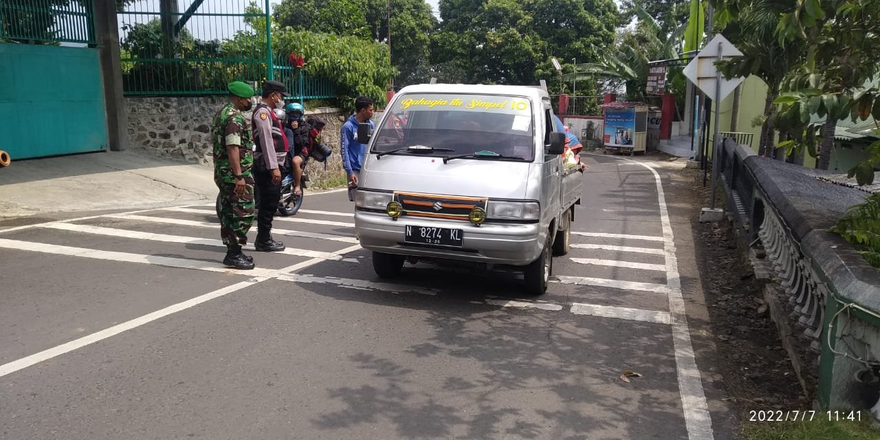 Koramil 0815/16 Pacet Bersama Polsek Perketat Lalu Lintas Mobil Pengangkut Ternak