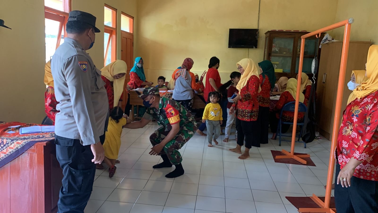 Babinsa Lengkong Bersama Empat Pilar Giatkan Posyandu Cegah Stunting