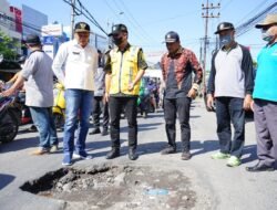 Wabup Subandi Sidak Jalan Rusak di Desa Tropodo, Betonisasi Segera Dilakukan Tahun Ini
