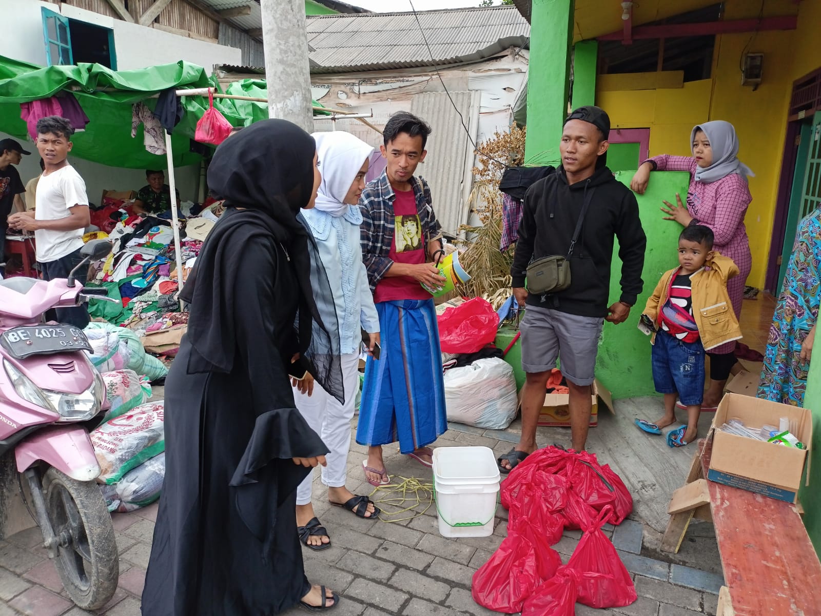 Jurnalis Polda Lampung Salurkan Daging Qurban Ke warga Terdampak Kebakaran