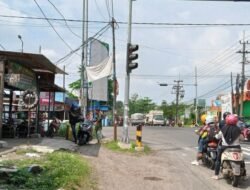 Warga Mengeluhkan Tumpukan Sampah Dan Berbau Di Sungai Perempatan Pilang