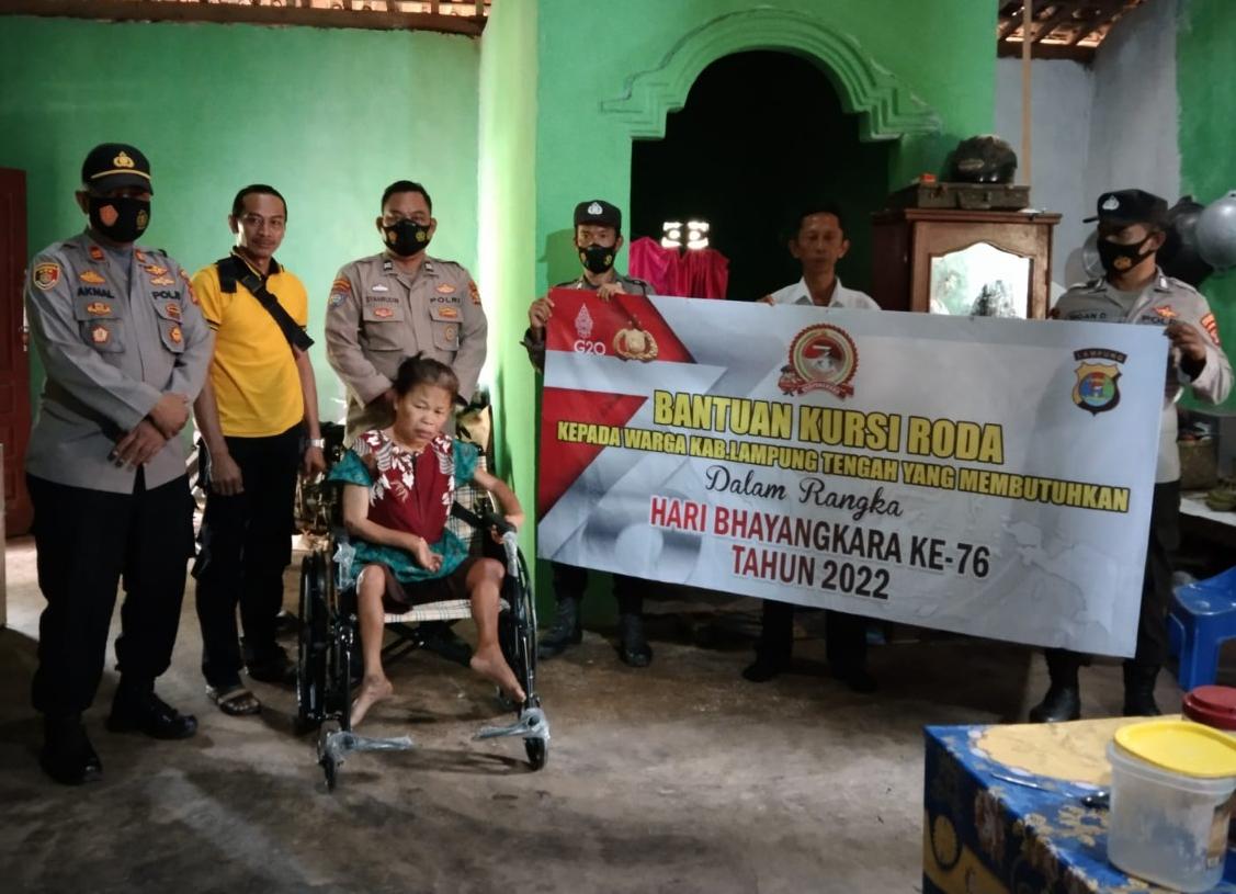 Polres Lampung Tengah Berikan Bantuan Kursi Roda