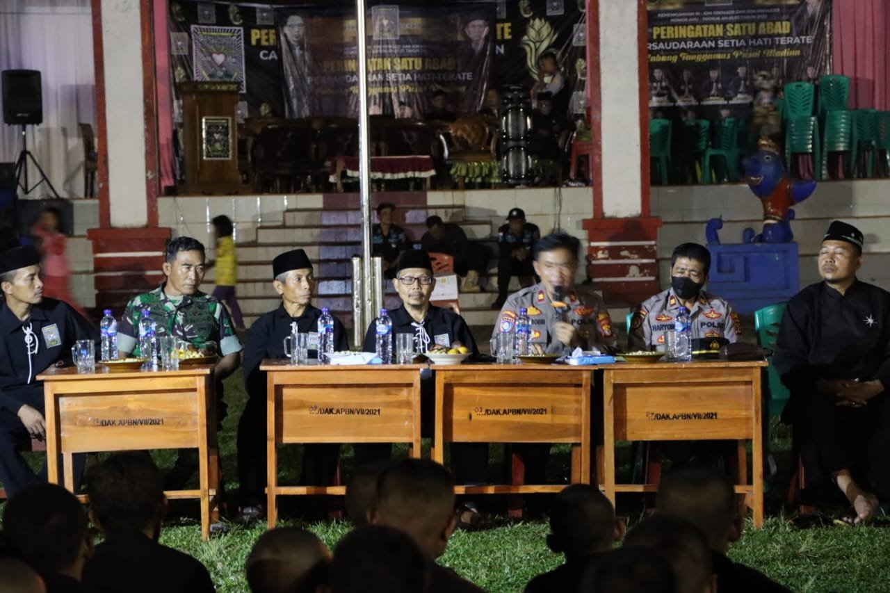 Polres Tanggamus Berikan Penyuluhan Hukum ke Ribuan Warga PSHT di Lapangan Merdeka