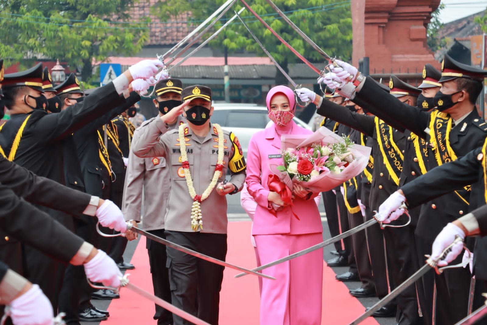 Prosesi Pedang Pora Sambut Kedatangan Kapolresta Mojokerto AKBP Wiwit Adisatria