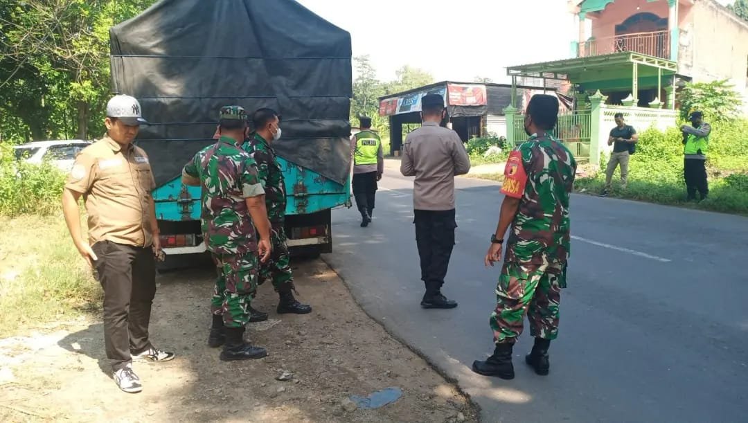 Koramil 0815/11 Bareng Forkopimcam & Dishub Lakukan Pembatasan Lalu Lintas Distribusi Hewan