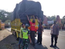 Koramil 0815/14 Bersama Polsek Dlanggu, Masifkan Penyekatan Jalur Distribusi Hewan Ternak
