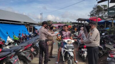 Sat Binmas Polres Lampung Barat Bagikan Masker Gratis Kepada Masyarakat dan Menghimbau Warga Tetap Mematuhi Prokes