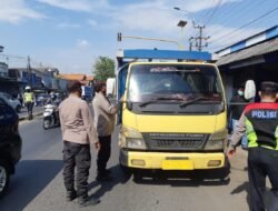 Antisipasi PMK, Polisi Cek Kendaraan Muatan Sapi di Perbatasan Porong