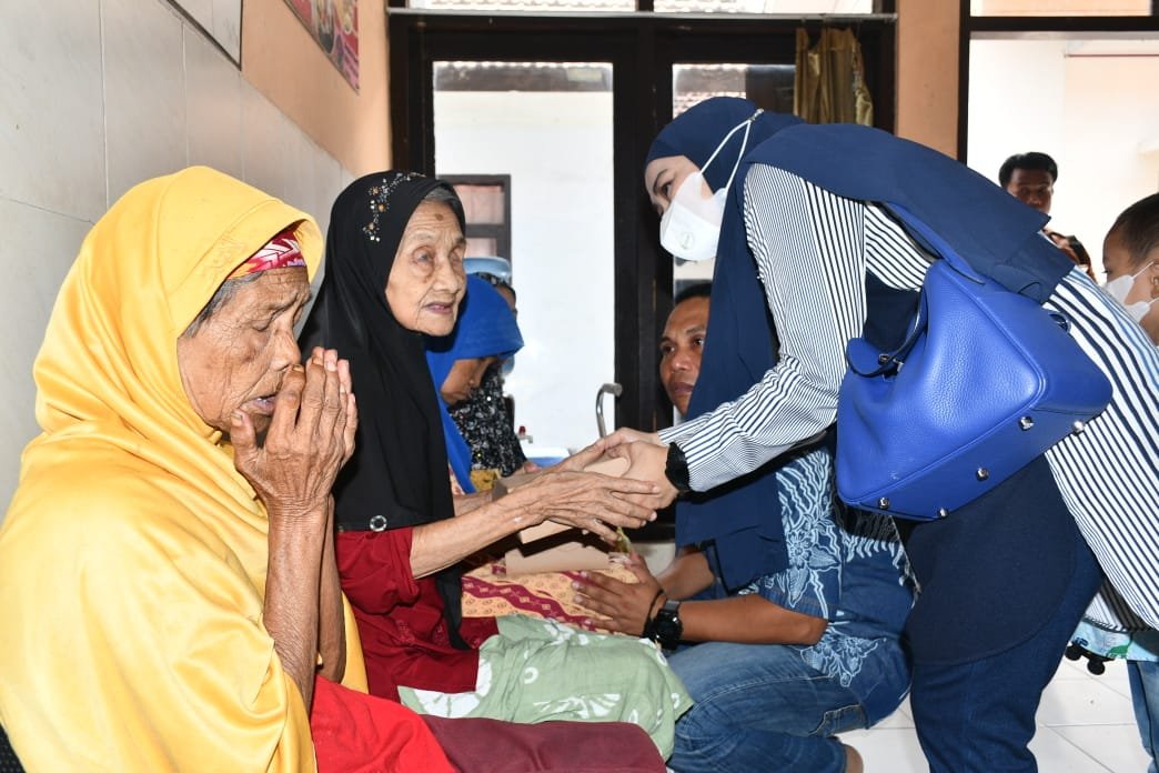 Bakti Sosial Dandim 0815/Mojokerto Sambangi PMKS UPT Pesanggrahan Mojopahit