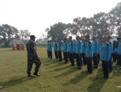 Koramil 0815/14 Dlanggu Berikan Pelatihan Baris Berbaris Siswa SMK Negeri 1 Dlanggu