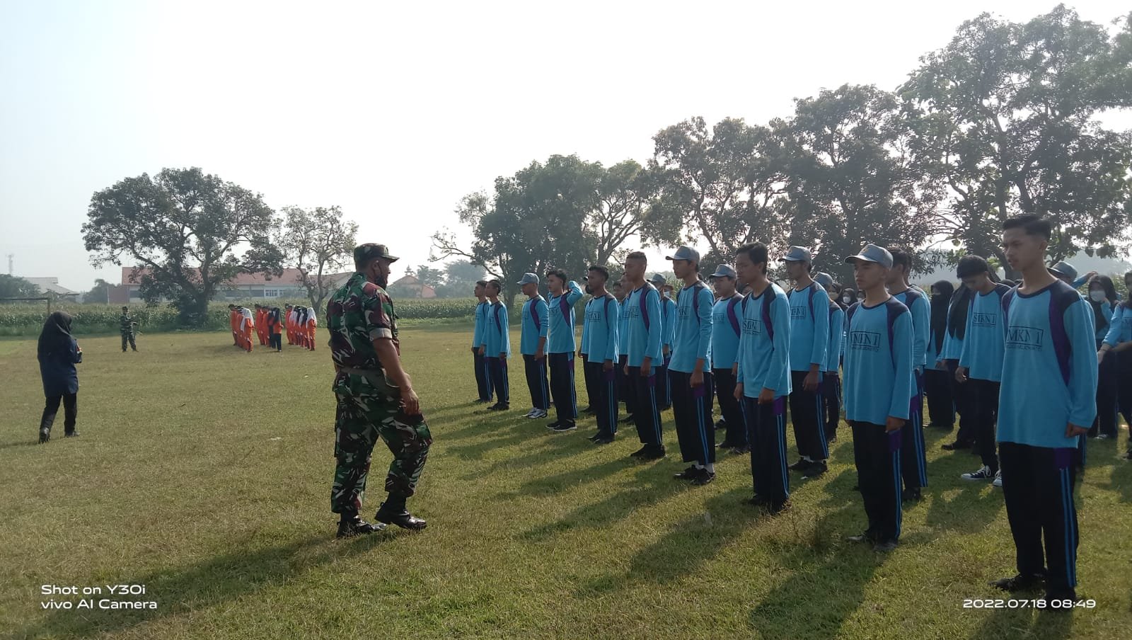 Koramil 0815/14 Dlanggu Berikan Pelatihan Baris Berbaris Siswa SMK Negeri 1 Dlanggu