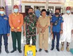 Blusukan Kampung Koramil Ngoro Bersama Distan & BPBD Semprot Kandang Sapi