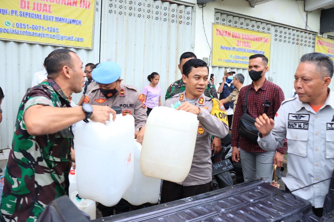Polres Jember Bersama Kodim 0824 Berikan Bantuan Air Bersih untuk Warga