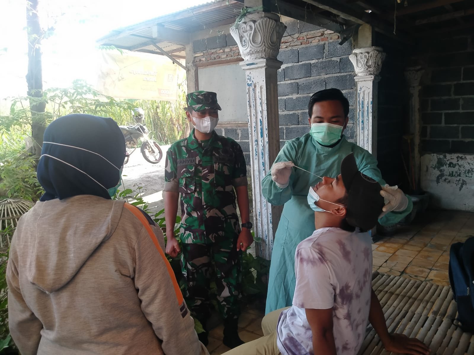 Reaksi Cepat Babinsa Koramil Dawarblandong & Nakes PKM Cegah Sebaran Covid-19