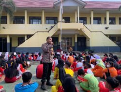 Ajak Siswa Baru Taat Aturan, Bhabinkamtibmas Monitor MPLS di SMKN 3 Bandar Lampung