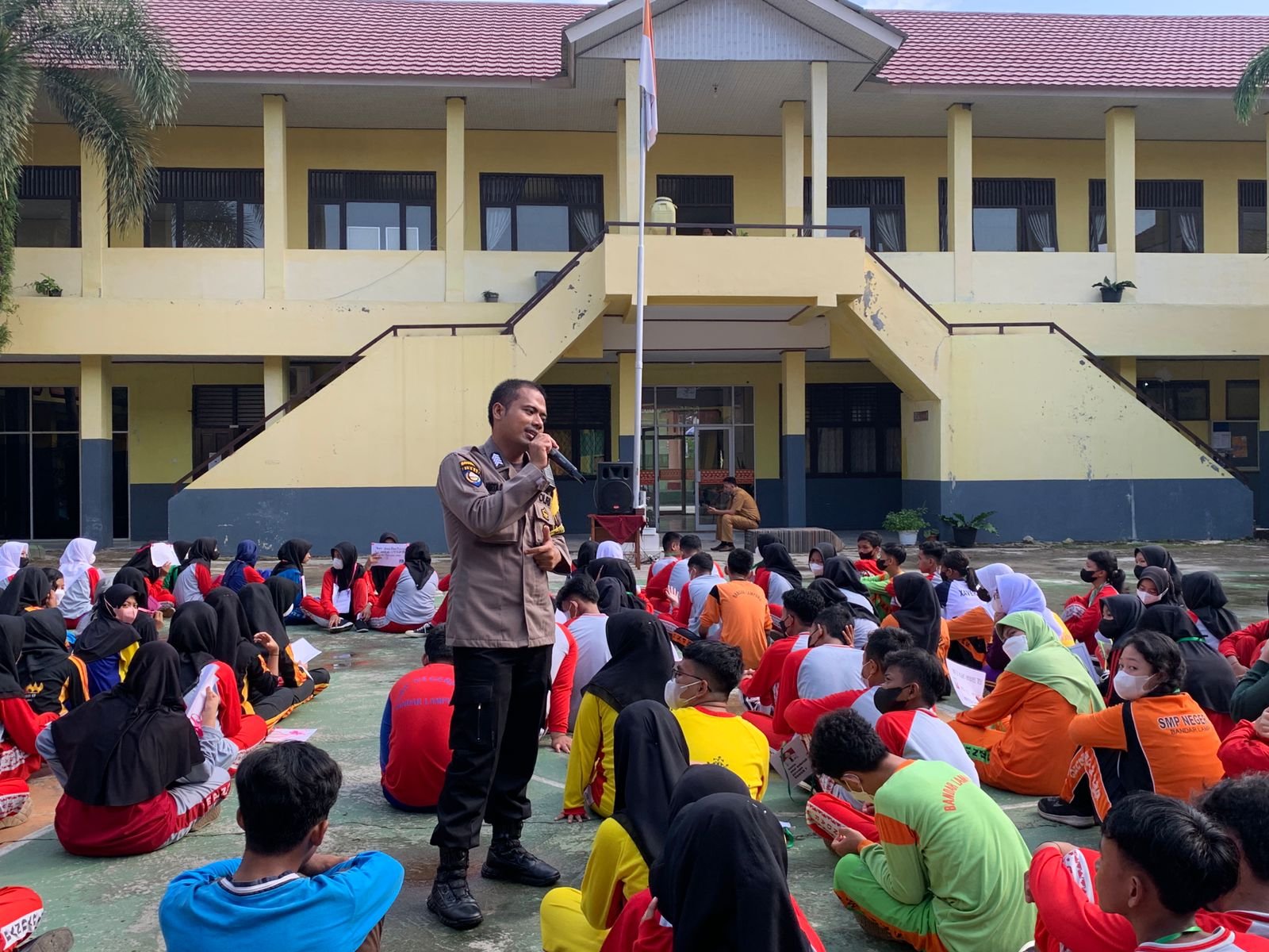 Ajak Siswa Baru Taat Aturan, Bhabinkamtibmas Monitor MPLS di SMKN 3 Bandar Lampung