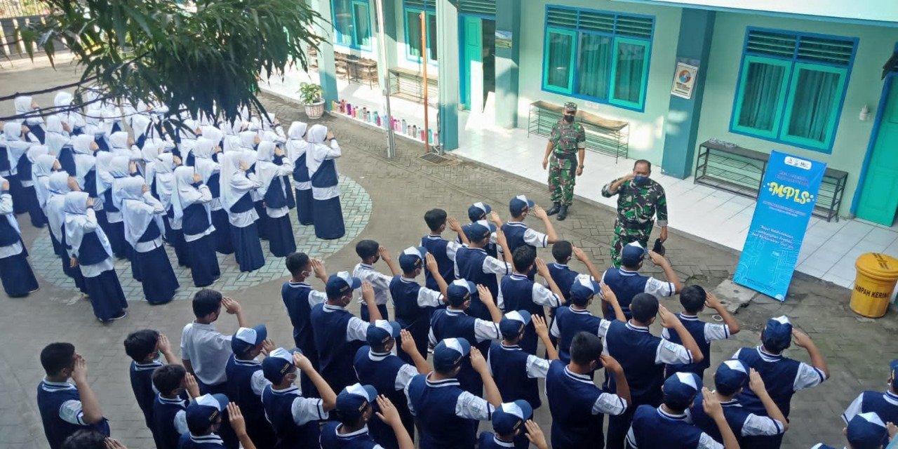 Tanamkan Kedisiplinan, Koramil Magersari Kerahkan Babinsa Bentuk Karakter Siswa Baru SMP-SMA-SMK