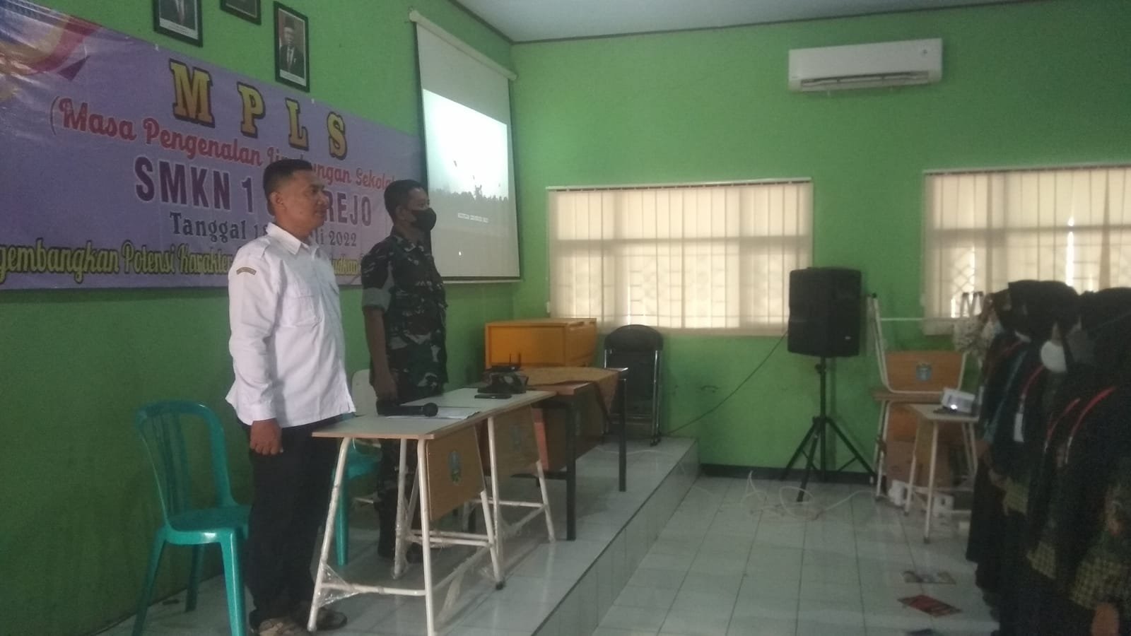 MPLS SMKN 1 Jatirejo, Danramil 0815/15 Jatirejo Bekali Siswa Materi Wasbang Bela Negara