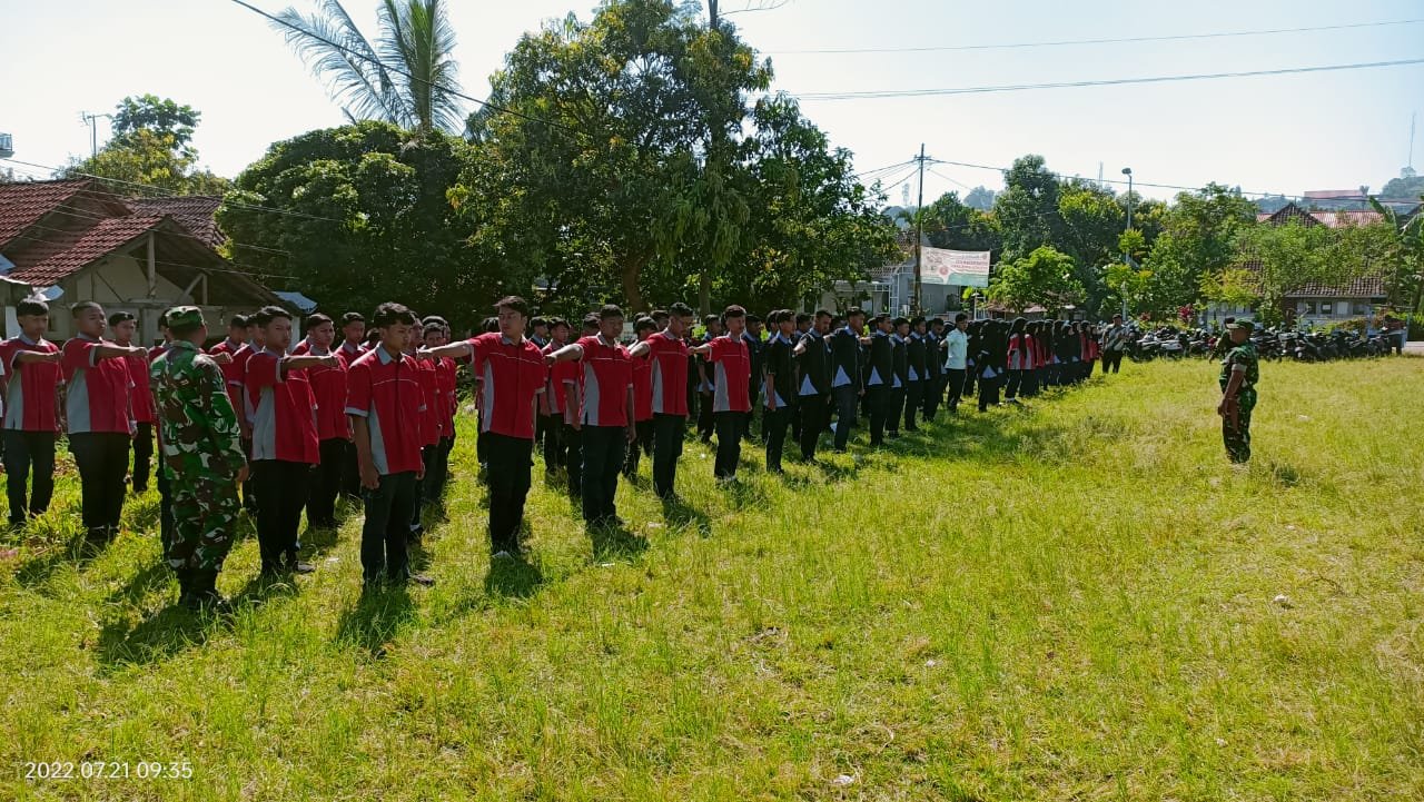 MPLS SMKN 1 Pacet, Danramil Pacet Berikan Pelatihan PBB dan Wasbang