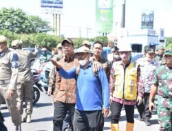 Agustus Dikerjakan, Gus Muhdlor Pimpin Pembongkaran Puluhan Bangunan Disepanjang Jalan Pertigaan Bangah Aloha