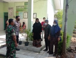 Babinsa Koramil Dlanggu Dampingi Layanan Vaksin Booster