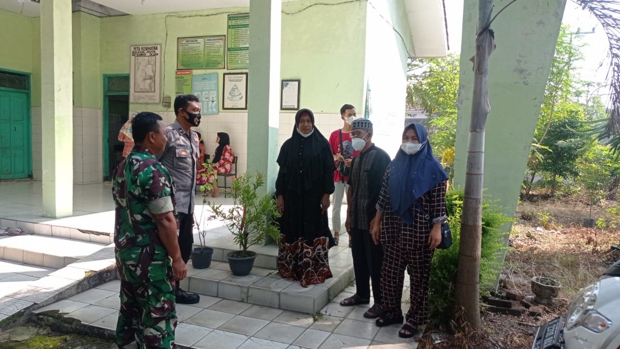 Babinsa Koramil Dlanggu Dampingi Layanan Vaksin Booster