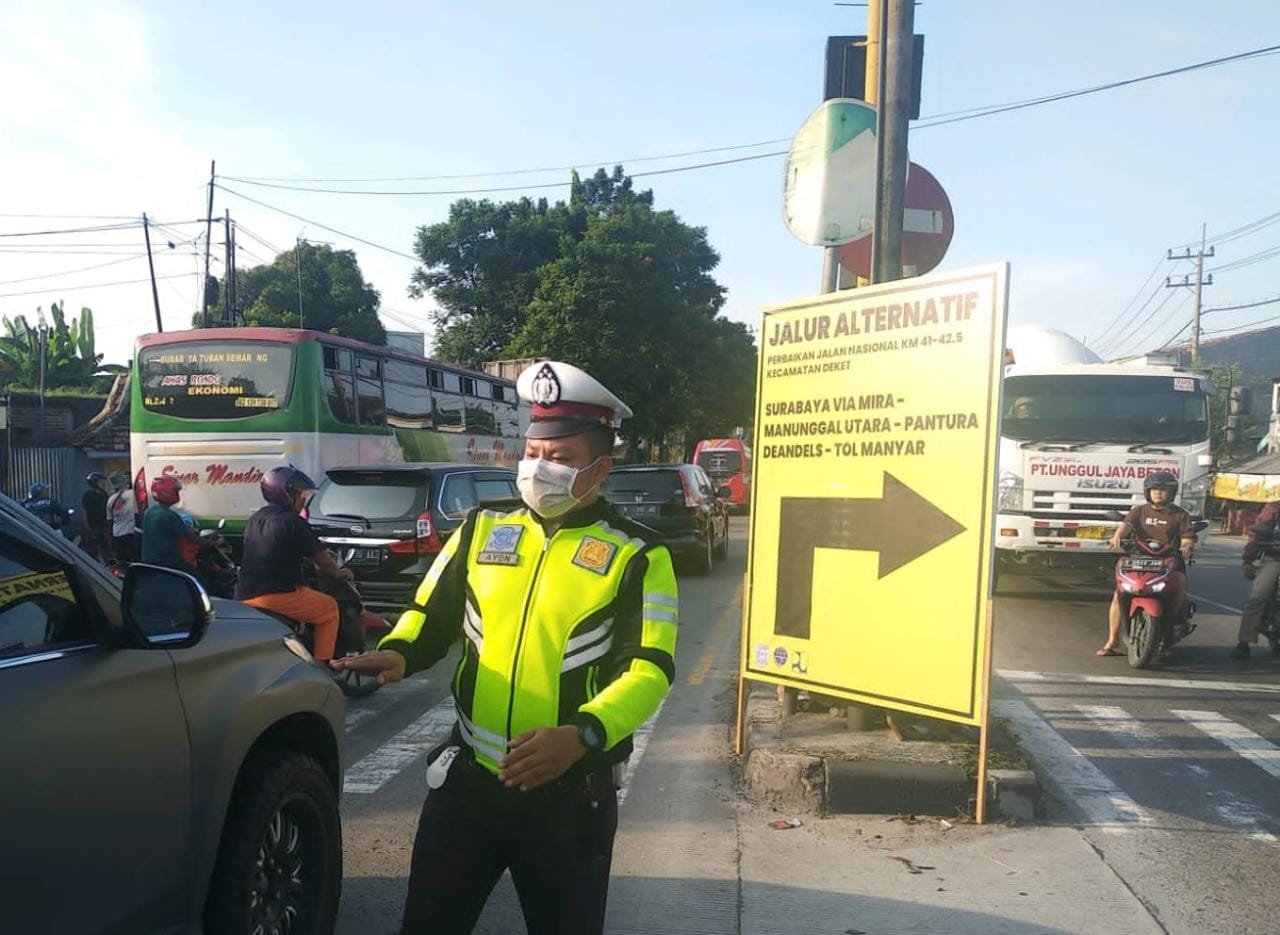 Jalan Lintas Kabupaten Diperbaiki Polres Lamongan Siapkan Jalur Alternatif