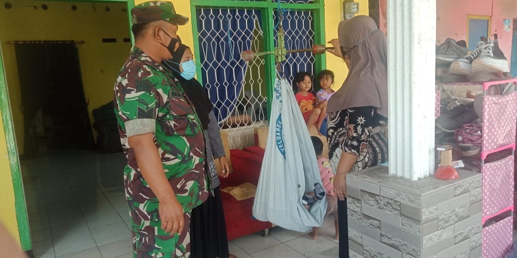 Cegah Stunting, Babinsa Koramil Pacet Aktif Dampingi Posyandu