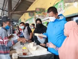 Polresta Sidoarjo Jalan Sehat Sambil Ramaikan Pasar Suko