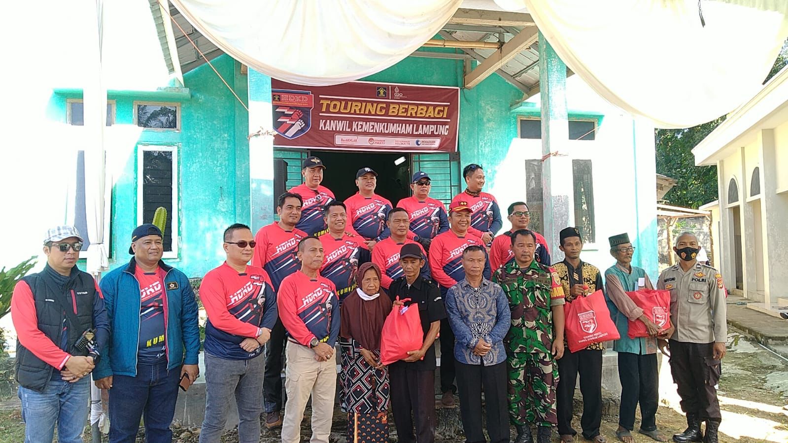 Kalapas dan Ketua Dharma Wanita Lapas Kotaagung Ikuti Touring Kumham Lampung Peduli Desa Terpencil
