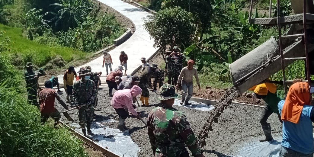 TMMD Imbangan Ke-114 Tahun 2022 Mojokerto, Kerjakan Rabat Beton Jalan Penghubung Antar Dusun