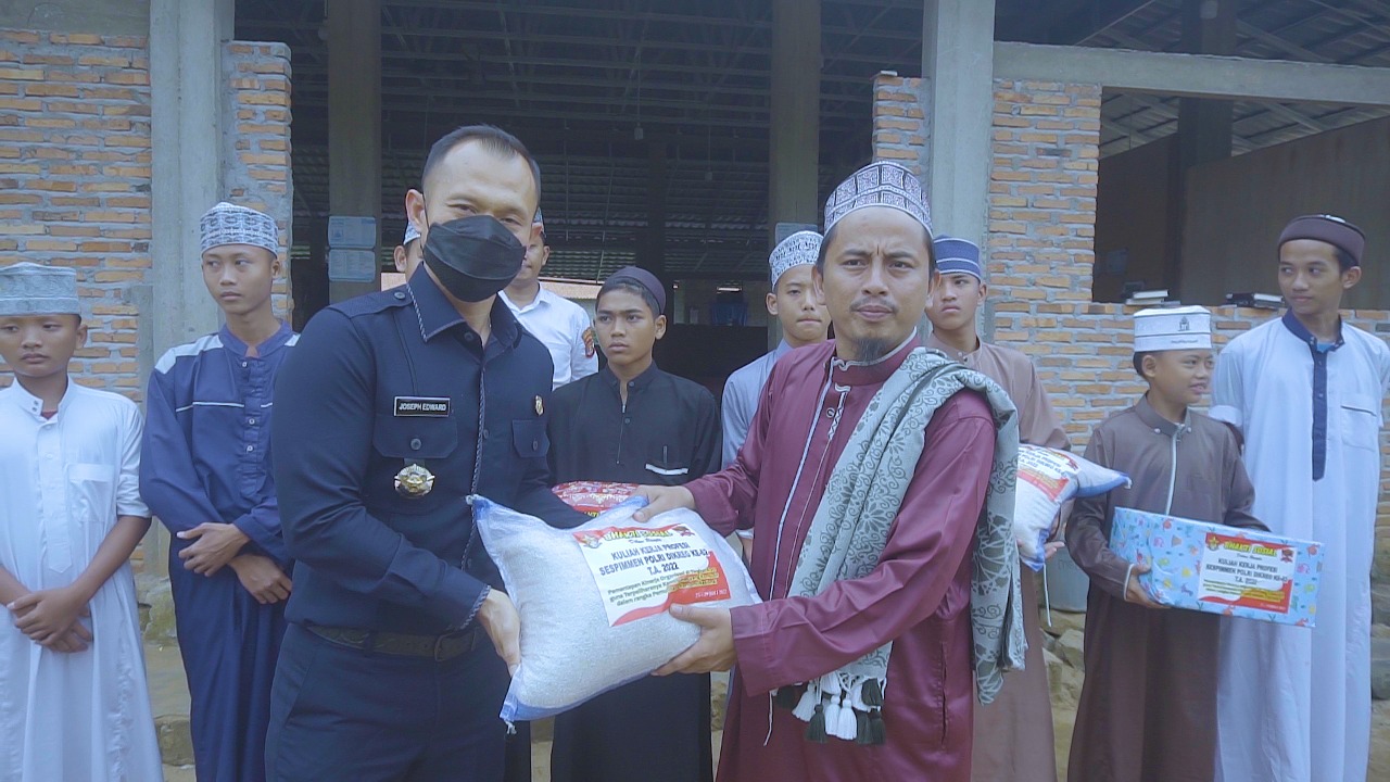 Serdik Sespimmen Polri Angkatan 62 Berikan Bansos Di Ponpes Lampung Timur