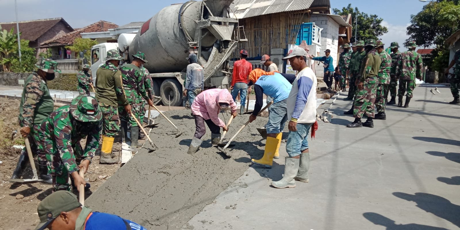 TMMD KE-114 Mojokerto: Peningkatan Kualitas Jalan Penghubung Dongkrak Perekonomian Warga